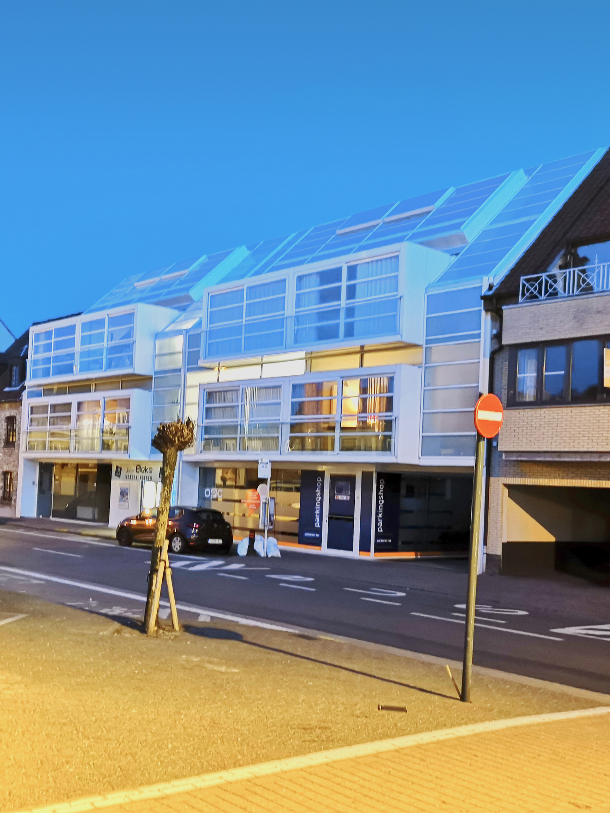 Dirk Coopman, architect, groepswoningbouw, groepswoningen, glazen gevel, licht ecologie, dak in glas, roof in glass, glass construction, natural light, glass façade, natuurlijk licht, hedendaagse architectuur, appartementen, Knokke, group housing, contemporary architecture, apartments, apartment building, group houses, glass facade, light ecology, roof in glass, glass construction, natural light, glass facade, natural light